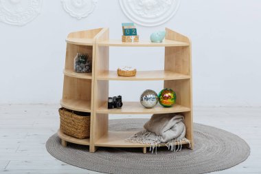 Güzel işlenmiş ahşap bir raf üzerinde oturan büyüleyici bir domuz kumbarasını sergiliyor, oda dekorasyonuna biraz kapris katıyor.