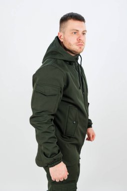 Sakallı bir adamın şık yeşil bir ceket giydiği görüldü. Bu ceket, elementlere karşı sıcak ve korunaklı bir başlık içeriyor.