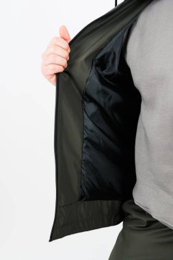 Bir insan şık bir ceketin içini güvenli bir şekilde tutar, muhtemelen cebi ya da fermuarı var mı diye bakmak için.