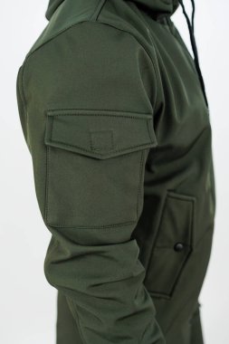 Kollarında kullanışlı bir kaput ve kullanışlı cepler içeren şık yeşil bir ceket ilave işlevsellik ve konfor