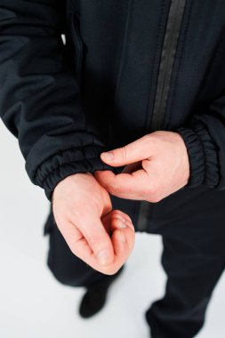 Bir insan şık siyah bir ceket giyer, ona uygun siyah bir pantolon giyer, şık ve şık bir görünüm yaratır.