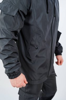 Bu modaya uygun siyah ceket, şehir tarzı meraklılarının yanı sıra çeşitli açık hava aktiviteleri için de mükemmeldir.