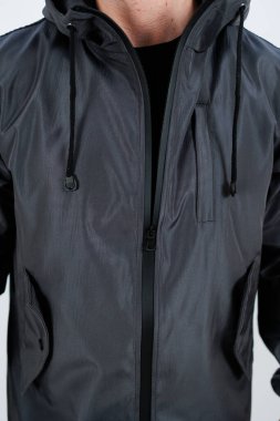 Bu moda siyah ceket modern moda meraklıları için ideal şık bir başlık ve parlak bir fermuar tasarımına sahip.