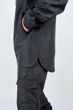 Şık bir ceket ve şık bir kargo pantolonu olan şık siyah bir kıyafet, şehir modacıları için mükemmel.