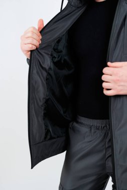 Bu modaya uygun siyah ceket parlak bir iç astar ile tasarlandı. Hem spor hem de sıradan durumlar için ideal.
