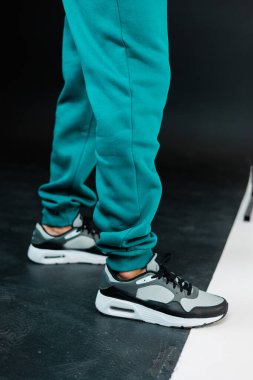 Moda atletizm kıyafetlerini ve şık spor ayakkabılarını keşfedin. Bunlar gündelik geziler için mükemmeldir.