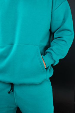 Şık ve hareketli turkuaz spor giysiler. Koşucularla birlikte rahat bir kapüşonlu giysi, spor yapmak için ideal.