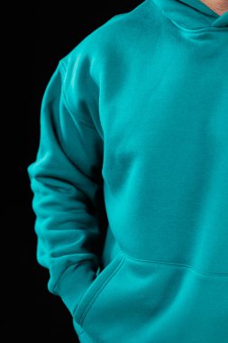 Havalı bir turkuaz kapüşonlu rahat ve pratik cepleri var, günlük kıyafetler için mükemmel..