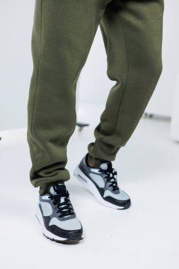 Moda atletik giysi koleksiyonumuzu şık koşucularla ve en sevdiğiniz aktiviteler için rahat spor ayakkabılarla keşfedin.