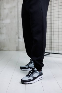 Modayı takip eden sporcularla özenle eşleştirilmiş şık bir şehir kıyafeti. Şık ve rahat.