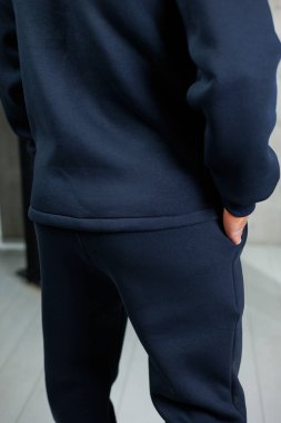 Bu çağdaş koyu renk atletizm kıyafeti hem sıkı antrenmanlar hem de şık günlük kıyafetler için mükemmeldir.