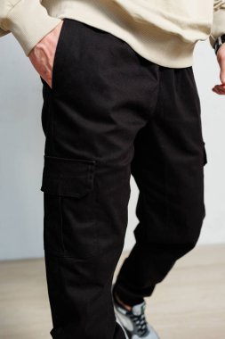 Modern gündelik kıyafetler için mükemmel siyah kargo pantolonları, fonksiyonel cepleri ve rahat bir forması var..