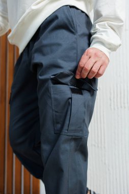 Eşsiz bir dokusu olan, kentsel tarzınızı geliştirmek için fonksiyonel ceplerle tamamlanmış modaya uygun kargo pantolonları keşfedin.