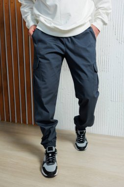 Şık kargo pantolonları ve şık spor ayakkabıları her durum için çağdaş ve sıradan bir görünüm yaratır.