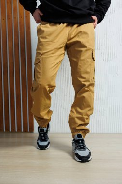 Bu şık kıyafet, modern bir görünüme sahip olmak için mükemmel spor ayakkabılarla eşleştirilmiş kargo pantolonları içeriyor.