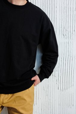 Havalı ve şık bir siyah kazak şık bir haki pantolonla uyumlu, günlük kıyafetler için mükemmel.