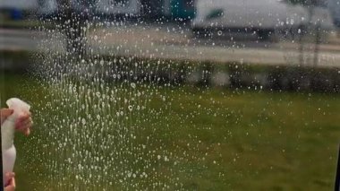 Özel bir fırçayla pencere temizliği. Temiz camlar için kimyasallar. Çok katlı bir binayı temizlemek