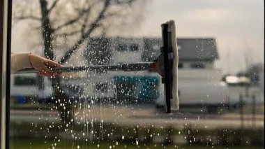 Özel bir fırçayla pencere temizliği. Temiz camlar için kimyasallar. Çok katlı bir binayı temizlemek