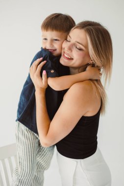 Sevgi dolu bir annenin çocuğunu kucakladığı, saf sevgi ve mutluluk saçtığı samimi bir an.