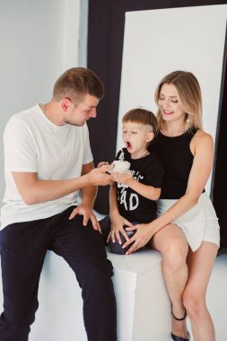 Neşeli bir aile keyifli bir dondurma anını paylaşıyor, aşkı, kahkahaları ve birlikteliği güzel bir şekilde yakalıyor.