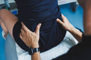 Hamile bir kadın, hastane koğuşunda doğum sırasında şiddetli ağrılar hisseder. Bakıcı adam doğum sırasında kadına yardım eder ve sırtına masaj yapar. Destek ve aşk kavramı.