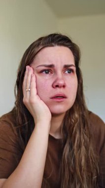 Depresyondaki makyajsız bir kadın. Gözlerinde yaşlarla üzgün bir kadın. Başı ağrıyan dağınık bir kadın. Kadınlarda migren.