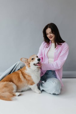 Sıcak bir ortamda, neşeli genç bir kadın neşeli Corgi 'siyle güzel vakit geçirir. Evcil hayvanlarla sahipleri arasındaki sevgi bağını gözler önüne serer. Yürek ısıtan bir sahne yaratır.