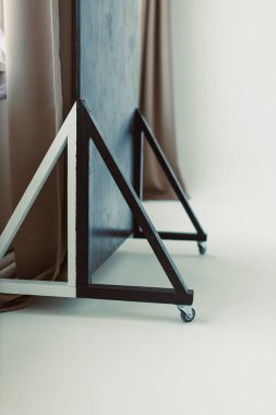 Bu modern mobil ekran standı, çok çeşitli etkinlikler, sergiler ve sunumlar için ideal bir seçim olan göz alıcı üçgen temel tasarımı içerir.