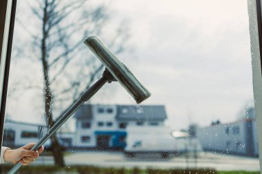Özel kimyasallarla cam temizleme. Yüksek binalarda temizlik hizmeti.
