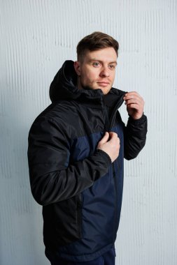 Bu dayanıklı erkek açık hava ceketi soğuk hava koşullarında sizi sıcak ve rahat tutmak için tasarlandı. Yürüyüş maceralarınız ve günlük kıyafetleriniz için mükemmel bir yalıtım sağlıyor.