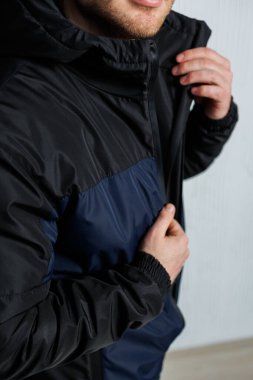 Çağdaş siyah ve denizci ceketi giymiş şık ve modaya uygun genç bir adam modern stil ve beceri anlayışını gösteren kendine güvenen bir duruş sergiliyor...