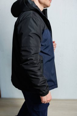 Modayla çok yönlülüğü harmanlayan şık bir erkek ceketi keşfedin. Sıradan geziler ve açık hava maceraları için rahat edin. Nereye gidersen git, bak ve hisset