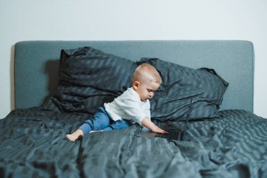 2 yaşında tatlı bir çocuk evde dizüstü bilgisayar kullanıyor. Küçük çocuk dizüstü bilgisayarda video izliyor. Çocukların modern dijital hale getirilmesi. Dizüstü bilgisayarda eğitim videoları izleyen çocuk.