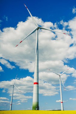 Gökyüzü arka planında rüzgar türbini ve kırsal alanda çevre için tarım arazisi olan çimenler veya alternatif enerji. Sürdürülebilir ekosistem için tarım enerjisi