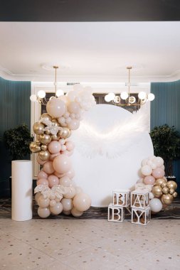 Bir çocuğun doğum gününü helyum balonlarıyla kutlamak için fotoğraf bölgesi. Balonlu ve pastalı ilk doğum günü için çocuk fotoğraf bölgesi..