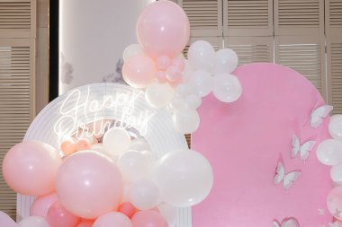 Çocukların doğum günü için beyaz helyum balonlu pembe fotoğraf bölgesi. Mavi balonlarla çocukların doğum gününü kutluyoruz..