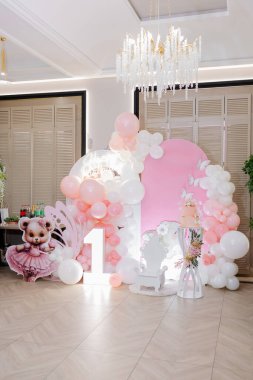 Bir çocuğun doğum gününü helyum balonlarıyla kutlamak için fotoğraf bölgesi. Balonlu ve pastalı ilk doğum günü için çocuk fotoğraf bölgesi..