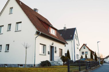 Evin dış cephesi. Evin peyzaj tasarımı. Avrupa evi. Kiremitlerden yapılmış evin çatısı.