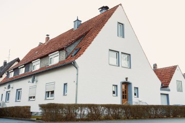 Evin dış cephesi. Evin peyzaj tasarımı. Avrupa evi. Kiremitlerden yapılmış evin çatısı.