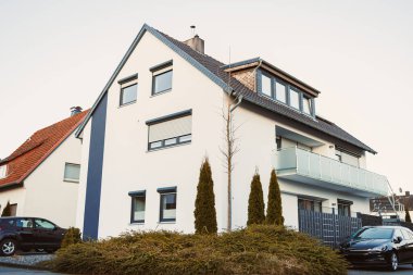Evin dış cephesi. Evin peyzaj tasarımı. Avrupa evi. Kiremitlerden yapılmış evin çatısı.