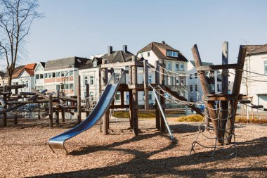 Açık havada kayan şehir çocuk parkı. Tahta oyun alanı.