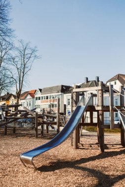 Açık havada kayan şehir çocuk parkı. Tahta oyun alanı.
