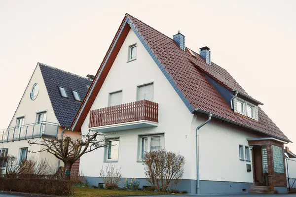 Evin dış cephesi. Evin peyzaj tasarımı. Avrupa evi. Kiremitlerden yapılmış evin çatısı.