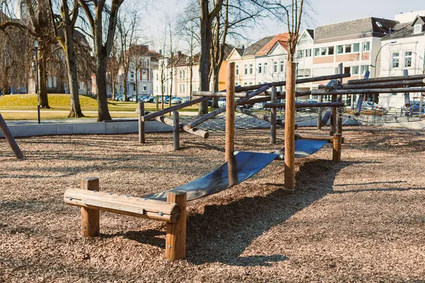 Açık havada kayan şehir çocuk parkı. Tahta oyun alanı.