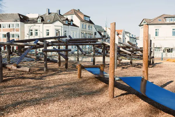 Açık havada kayan şehir çocuk parkı. Tahta oyun alanı.