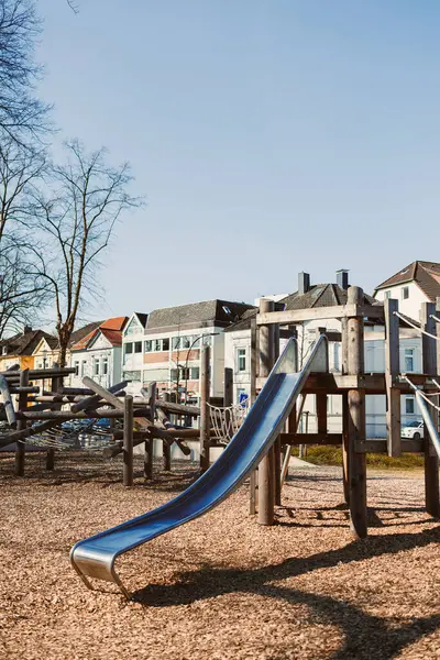 Açık havada kayan şehir çocuk parkı. Tahta oyun alanı.