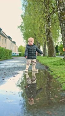 Rüzgar türbinlerindeki eko-enerji alanı. Alternatif enerji türbinleri ve mavi gökyüzünün arka planında bıçaklar. Rüzgar çiftliği ağır çekim. Yel değirmenlerinin siluetleri.