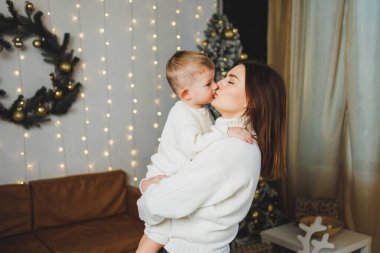 Annem yılbaşı gecesi oğluyla evde vakit geçirir. Tatil oyunları, evde oğluyla anne. Neşeli bir çocukluk.