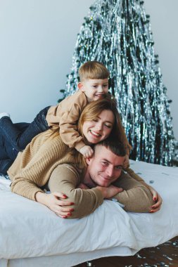 Sıcak bir aile ortamında, ebeveynler ve çocuklar neşeli bir şekilde oyun oynarlar, tatil sezonunda rahat, dekore edilmiş evlerinde kalıcı anılar yaratırlar.