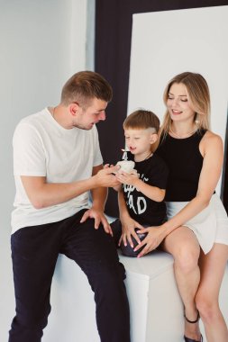 Güzel tasarlanmış bir stüdyoda, aileler, aile hayatını tanımlayan derin sevgi, neşe ve güzel anları yakalayarak, genç oğullarıyla samimi bir bağ kurarlar.